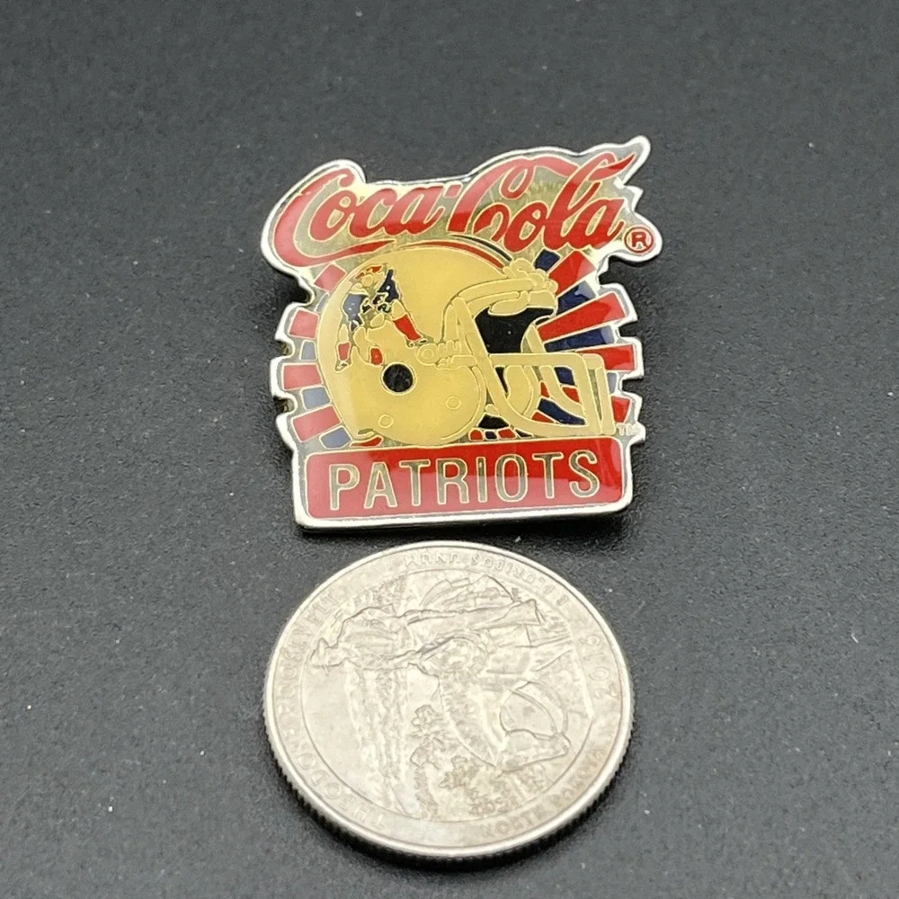 Vintage Coca-Cola Coke New‎ England Patriots Helmet NFL Football Lapel Hat Pin
